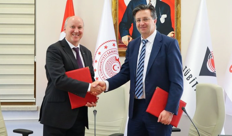 Olle Norberg, generaldirektör, IRF, och Mesut Gökten, direktör, Space Technologies Research Institute (Tübitak Uzay) skakar hand på plats i Ankara när avtalet nyligen tecknades.