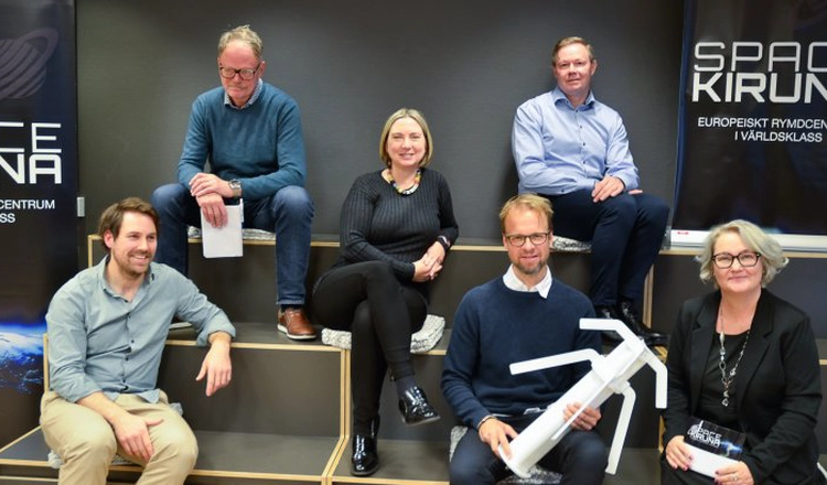 Bakre raden från vänster: Olle Persson, Luleå Tekniska universitet och Mats Tyni, SSC Esrange.  Mittenraden: Lisa Quasthoff Holmström, Rymdgymnasiet. Nedre raden från vänster: Joakim Peterson, Institutet för rymdfysik, Johan Svensson, EISCAT Scientific Association och moderatorn Helena Sjöholm, SSC Esrange.