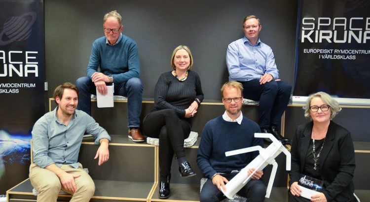 Bakre raden från vänster: Olle Persson, Luleå Tekniska universitet och Mats Tyni, SSC Esrange.  Mittenraden: Lisa Quasthoff Holmström, Rymdgymnasiet. Nedre raden från vänster: Joakim Peterson, Institutet för rymdfysik, Johan Svensson, EISCAT Scientific Association och moderatorn Helena Sjöholm, SSC Esrange. Bakre raden från vänster: Olle Persson, Luleå Tekniska universitet och Mats Tyni, SSC Esrange.  Mittenraden: Lisa Quasthoff Holmström, Rymdgymnasiet. Nedre raden från vänster: Joakim Peterson, Institutet för rymdfysik, Johan Svensson, EISCAT Scientific Association och moderatorn Helena Sjöholm, SSC Esrange.