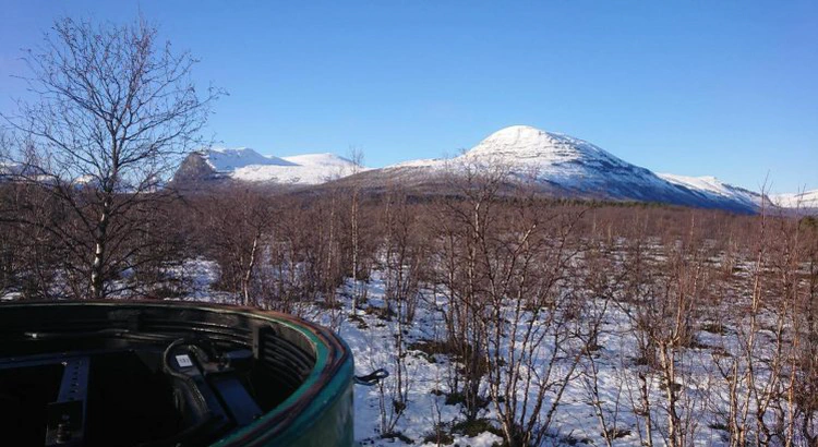 Mätstationen i Nikkaluokta med borttagen kupol i förgrunden, med snötäckta Kebnekaisefjällen i bakgunden Mätstationen i Nikkaluokta med borttagen kupol i förgrunden, med snötäckta Kebnekaisefjällen i bakgunden