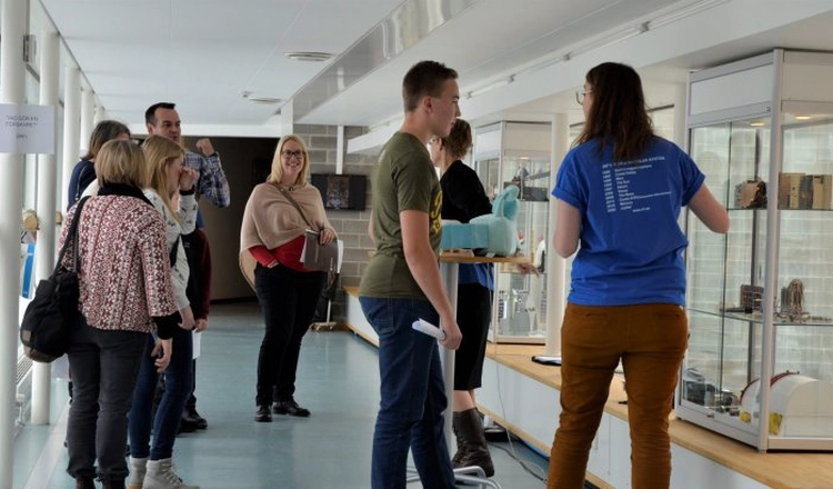 Besökare på rundvandring på Rymdcampus Besökare på rundvandring på Rymdcampus