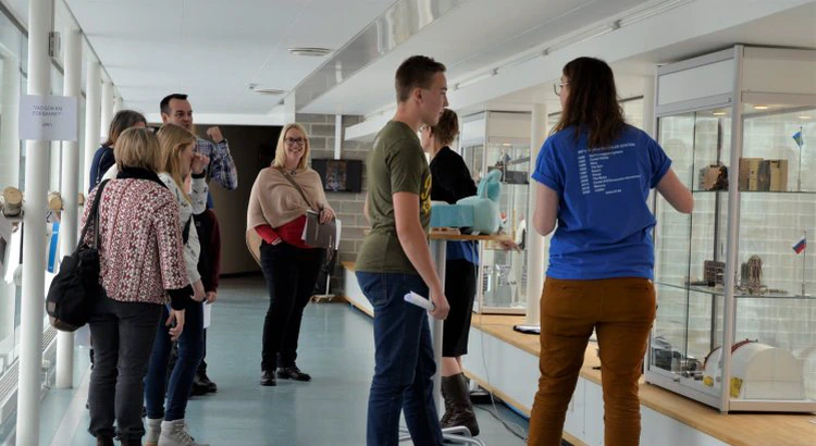 Besökare på rundvandring på Rymdcampus