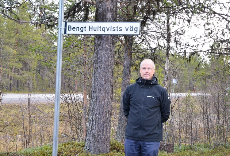“Mats Holmström framför vägskylten”