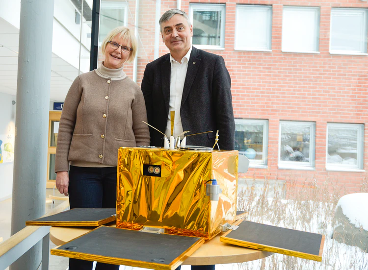 Rymdstyrelsens generaldirektör Anna Rathsman och IRF:s föreståndare Stas Barabash intill modellen av satelliten Astrid-1.<br>
Foto: Annelie Klint Nilsson, IRF