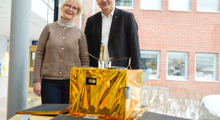 Rymdstyrelsens generaldirektör Anna Rathsman och IRF:s föreståndare Stas Barabash intill modellen av satelliten Astrid-1.  Foto: Annelie Klint Nilsson, IRF