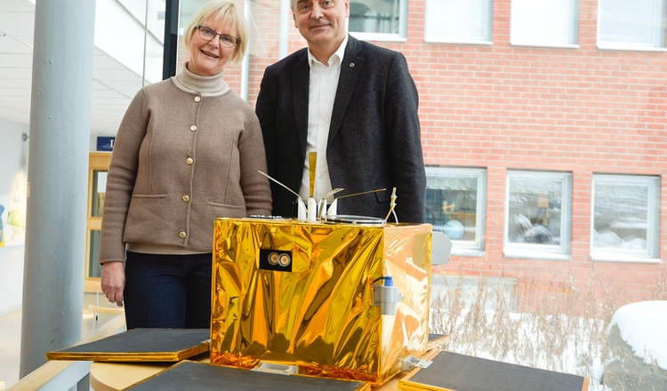 Rymdstyrelsens generaldirektör Anna Rathsman och IRF:s föreståndare Stas Barabash intill modellen av satelliten Astrid-1.  Foto: Annelie Klint Nilsson, IRF
