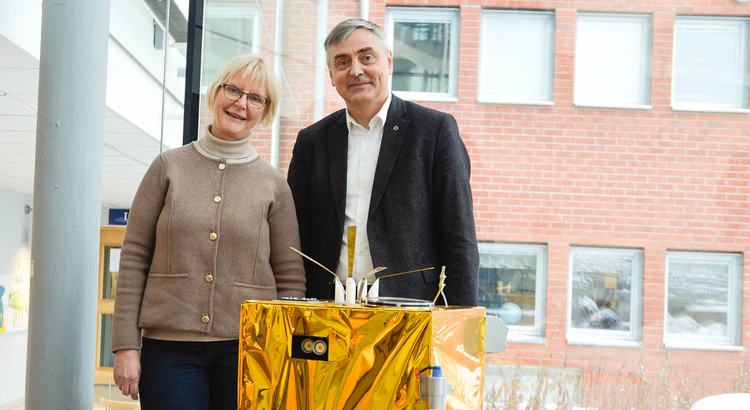 Rymdstyrelsens generaldirektör Anna Rathsman och IRF:s föreståndare Stas Barabash intill modellen av satelliten Astrid-1.  Foto: Annelie Klint Nilsson, IRF