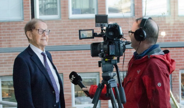 Bengt Hultqvist blir intervjuad av TV-reporter Bengt Hultqvist blir intervjuad av TV-reporter