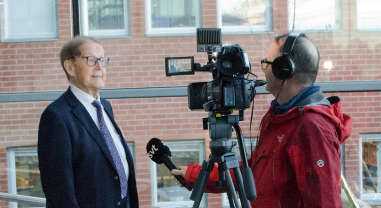 Bengt Hultqvist blir intervjuad av TV-reporter