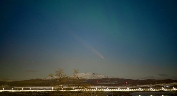 Kometen C/2023 A3 (Tsuchinshan-ATLAS) och norrsken över Ädnamvaara 15 oktober 2024 Kometen C/2023 A3 (Tsuchinshan-ATLAS) och norrsken över Ädnamvaara 15 oktober 2024