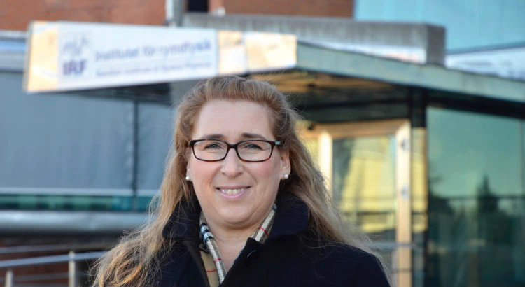 Ella Carlsson Sjöberg utanför IRF:s huvudkontor i Kiruna Ella Carlsson Sjöberg utanför IRF:s huvudkontor i Kiruna