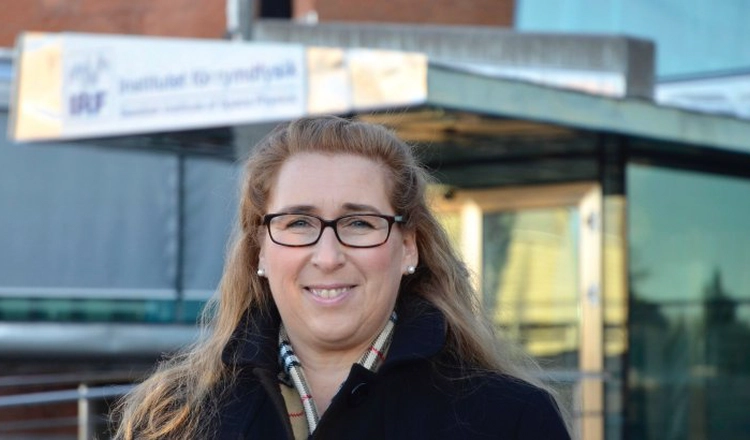 Ella Carlsson Sjöberg utanför IRF:s huvudkontor i Kiruna
