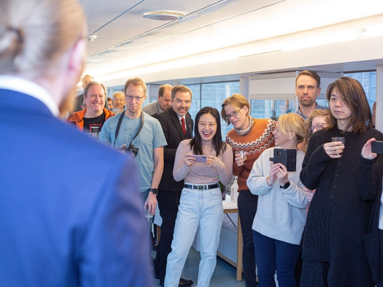 Deltagare vid spikningen, med Daniel i förgrunden