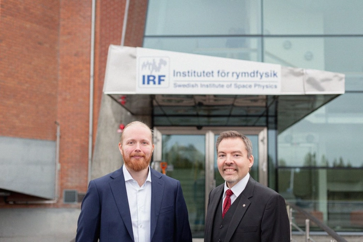 Daniel och Johan framför IRFs huvudentré
