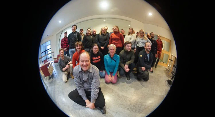 Urban Brändström och kursdeltagarna i gruppbild tagen med all sky-kameran och dess vidvinkelobjektiv. Urban Brändström och kursdeltagarna i gruppbild tagen med all sky-kameran och dess vidvinkelobjektiv.