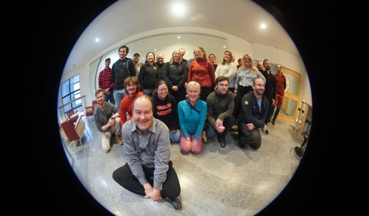 Urban Brändström och kursdeltagarna i gruppbild tagen med all sky-kameran och dess vidvinkelobjektiv. Urban Brändström och kursdeltagarna i gruppbild tagen med all sky-kameran och dess vidvinkelobjektiv.