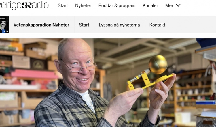 Anders Eriksson visar upp instrumentprototyp i skärmdump av Vetenskapsradions webb