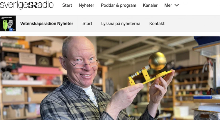 Anders Eriksson visar upp instrumentprototyp i skärmdump av Vetenskapsradions webb Anders Eriksson visar upp instrumentprototyp i skärmdump av Vetenskapsradions webb