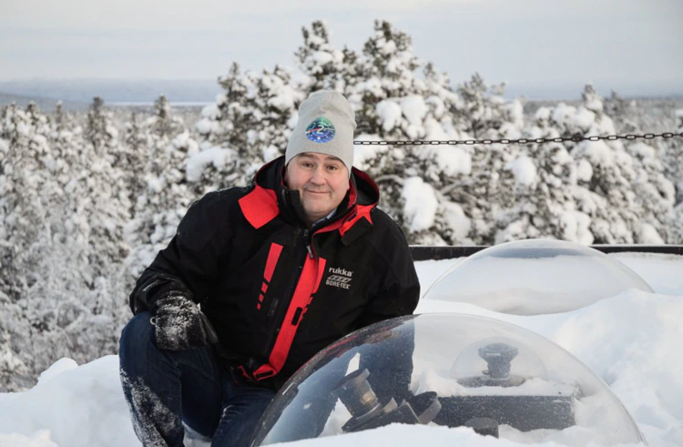 Urban Brändström, head of Kiruna Atmospheric and Geophysical Observatory and optical aurora scientist responsible for ALIS_4D. Next to him the domes with cameras. Below is an example of how data from ALIS_4D looks like.