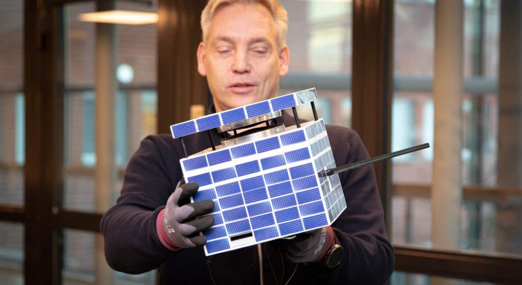 Jonas Olsen med modellen av Munin i famnen Jonas Olsen med modellen av Munin i famnen