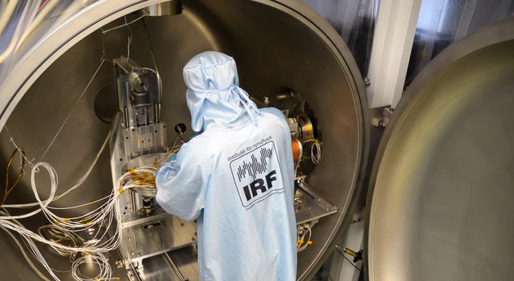 Den unika testanläggningen IRF SpaceLab i Kiruna avser hårdvara för rymdprojekt och är tillgänglig för externa parter. Nu presenteras anläggningen i en film och på en webbsida. Den unika testanläggningen IRF SpaceLab i Kiruna avser hårdvara för rymdprojekt och är tillgänglig för externa parter. Nu presenteras anläggningen i en film och på en webbsida.