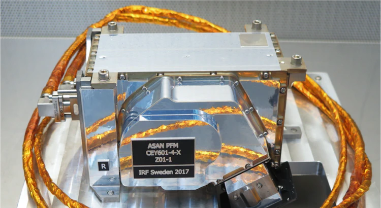 Instrumetet ASAN på ett bord i renrum Instrumetet ASAN på ett bord i renrum