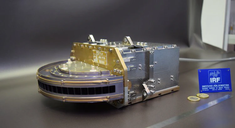 Instrumentet JNA med mynt för storleksjämförelse