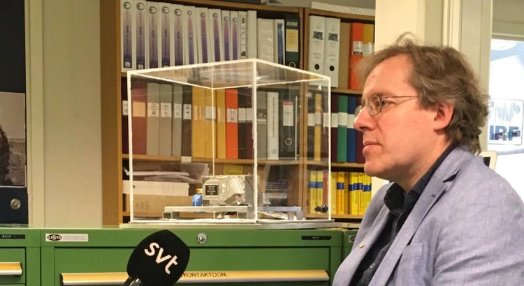 Martin Wieser intervjuas av SVT i IRF:s elektoniklab Martin Wieser intervjuas av SVT i IRF:s elektoniklab