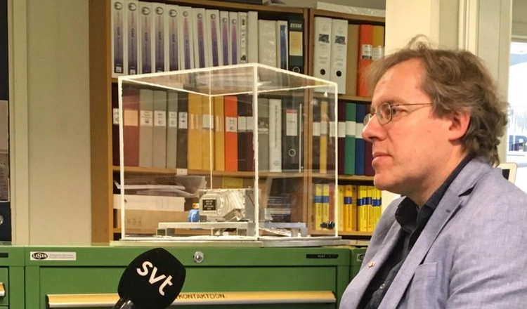 Martin Wieser intervjuas av SVT i IRF:s elektoniklab Martin Wieser intervjuas av SVT i IRF:s elektoniklab