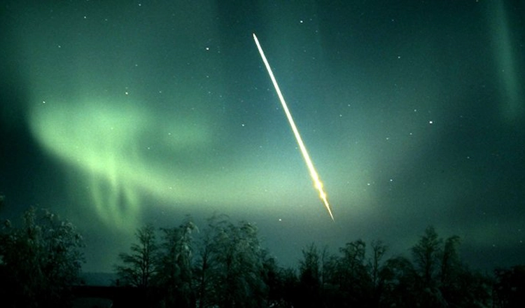Meteor med norrsken i bakgrunden, bilden tagen vid ett tidigare tillfälle