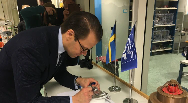 Prins Daniel skriver sin signatur på instrumentet under sitt besök i SpaceLab