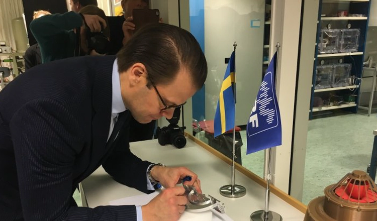 Prins Daniel skriver sin signatur på instrumentet under sitt besök i SpaceLab Prins Daniel skriver sin signatur på instrumentet under sitt besök i SpaceLab