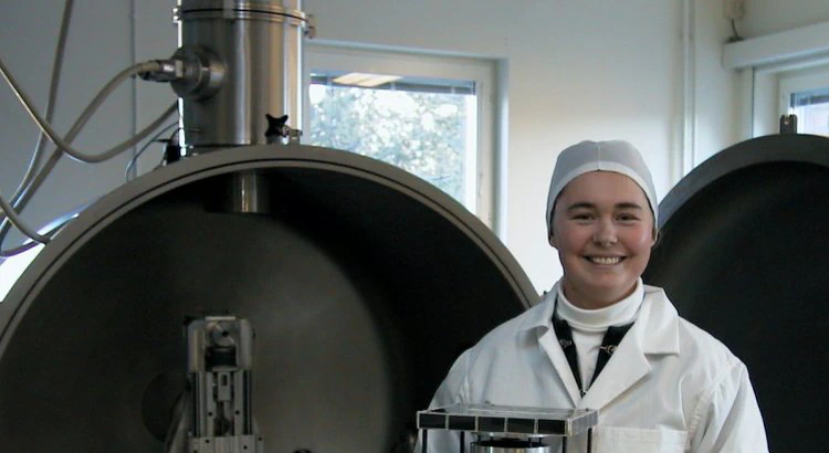 Doktoranden Solveig Høymork med mikrosatelliten Munin i famnen, framför en öppen vakumkammare i IRF:s SpaceLab Doktoranden Solveig Høymork med mikrosatelliten Munin i famnen, framför en öppen vakumkammare i IRF:s SpaceLab