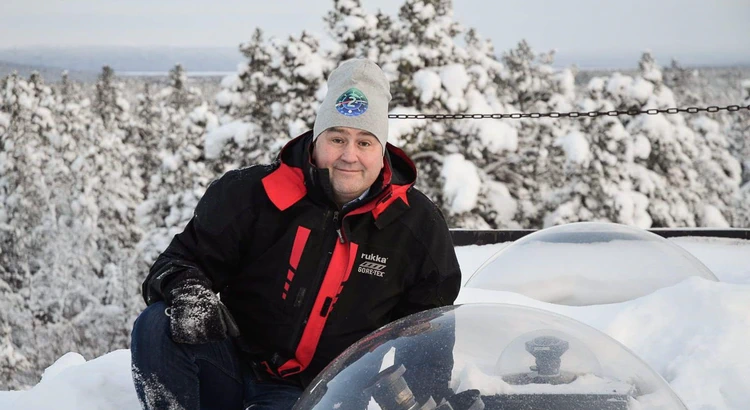 Urban framför kamerakupoler på taket på IRF