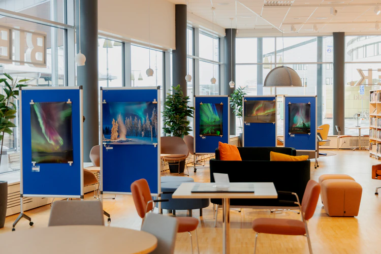 Norrskensbilder på utställning på Kiruna Stadsbibliotek