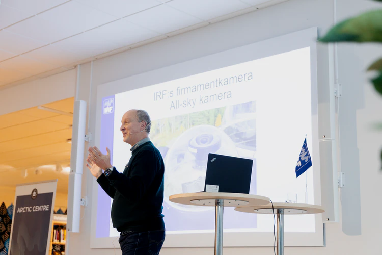 Olle Norberg presenterar på Kiruna stadsbibliotek