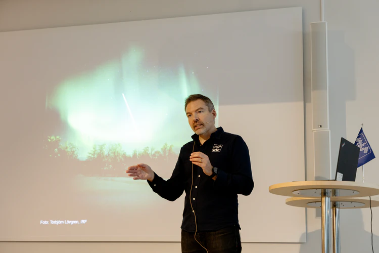 Johan Kero presenterar på Kiruna stadsbibliotek