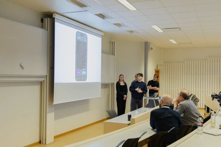 Studenter som presenterar
