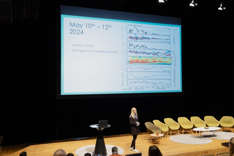 Alice Wallner presenterar på scen