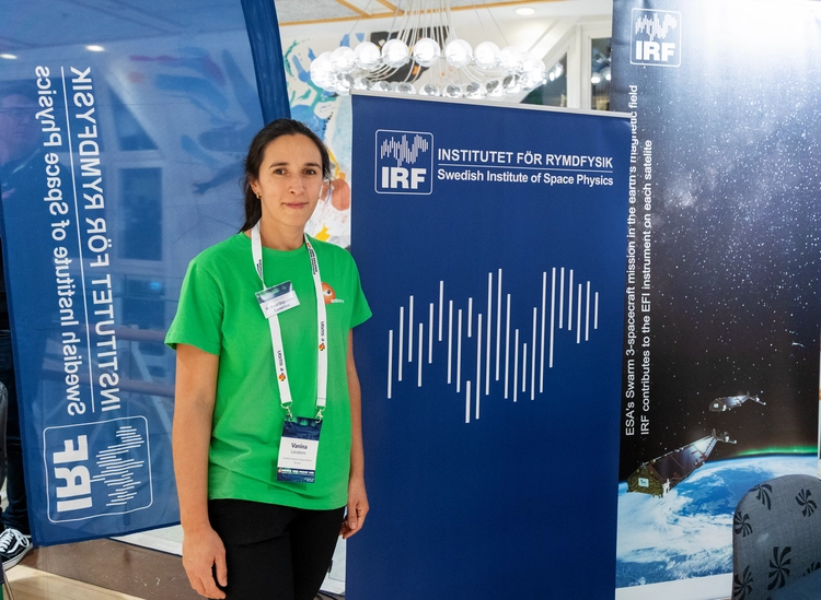 Vanina Lanabere från IRF framför IRF posters med organisationströja på sig
