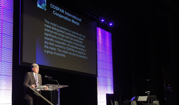Professor Stas Barabash, IRF, tar emot COSPAR International Cooperation Medal för 2018 vid en ceremoni i Pasadena, Kalifornien, USA.