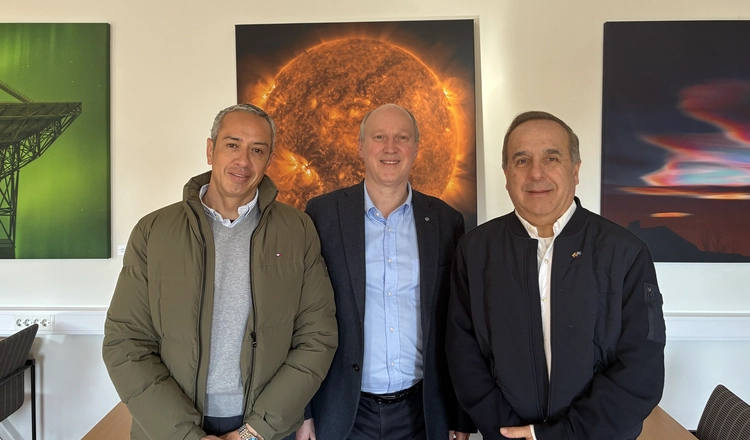 IRF:s generaldirektör Olle Norberg tillsammans med Colombias ambassadör i Sverige, Guillermo Francisco Reyes González (till höger) och flygattaché (Air Attaché) Javier Jiménez Garzón (till vänster) IRF:s generaldirektör Olle Norberg tillsammans med Colombias ambassadör i Sverige, Guillermo Francisco Reyes González (till höger) och flygattaché (Air Attaché) Javier Jiménez Garzón (till vänster)
