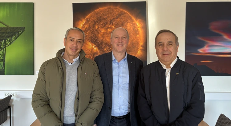 IRF:s generaldirektör Olle Norberg tillsammans med Colombias ambassadör i Sverige, Guillermo Francisco Reyes González (till höger) och flygattaché (Air Attaché) Javier Jiménez Garzón (till vänster)