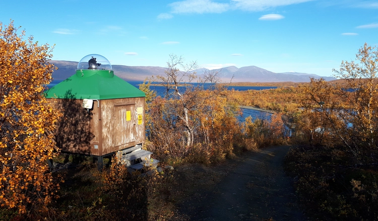 ALIS_4D mätstation i Abiskos höstfärger med Torneträsk i bakgrunden