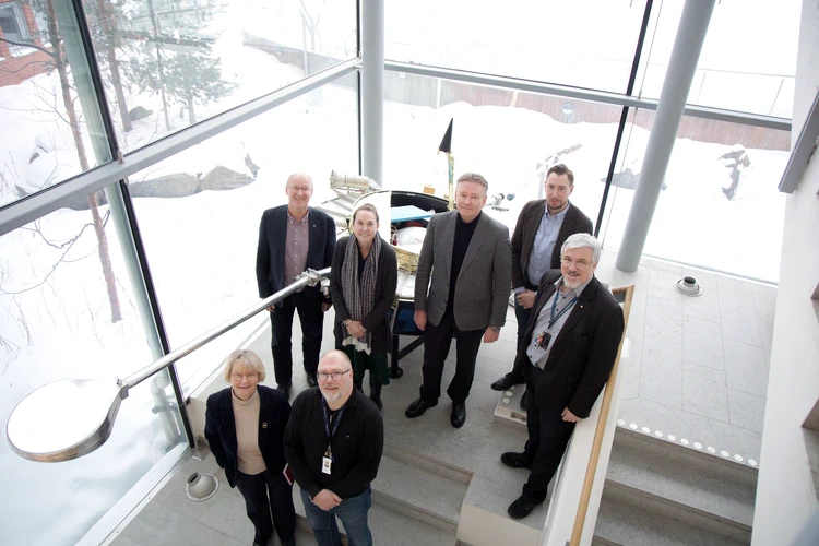 Grupp står framför satelliten Viking.