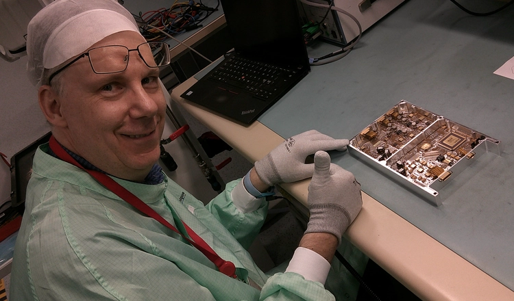 Walter Puccio avslutar elektronik­korten till instrumentet Cometary Plasma Light Instrument