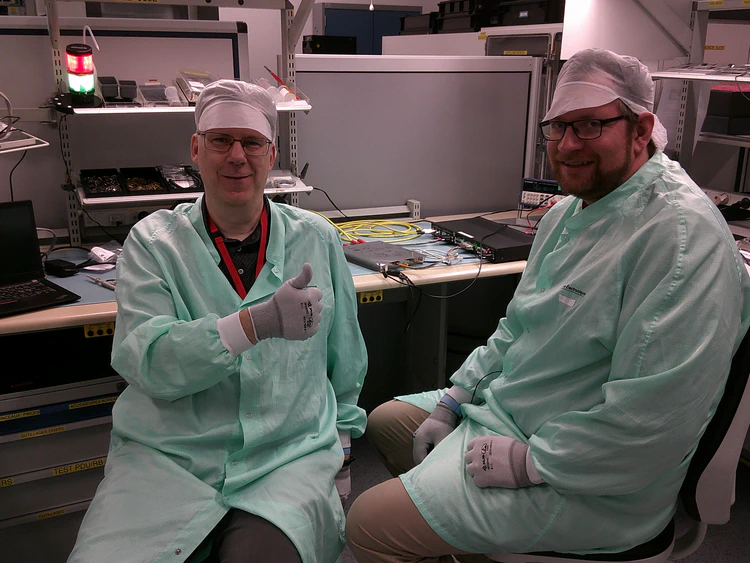 Walter Puccio och Martin Berglund vid elektronikkortet