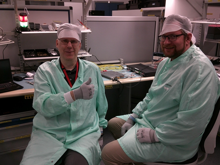 Walter Puccio och Martin Berglund vid elektronikkortet