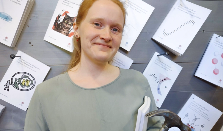 Ida Svenningsson spikar sin doktorsavhandling den 19 maj 2025 i Uppsala. Foto: Emiliya Yordanova/IRF