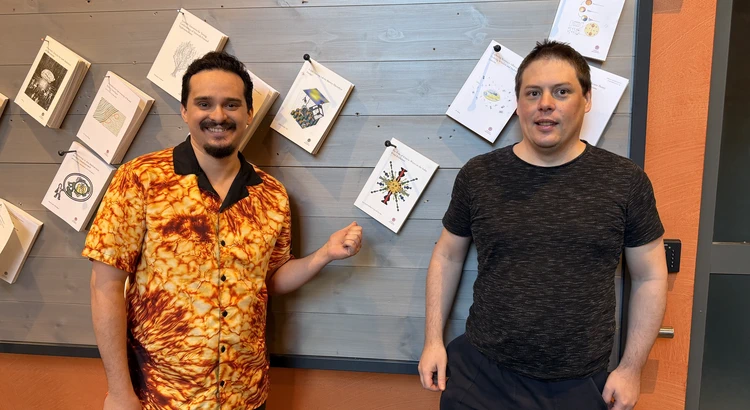 Jordi Boldú och Daniel Graham framför tavlan med uppspikade avhandlingar